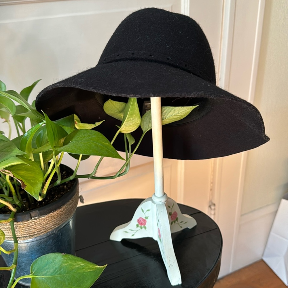 Banana Republic 100%  wool,small /medium black hat with band